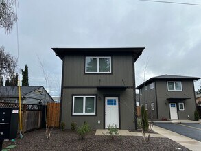 Building Photo - 534 Putnam St