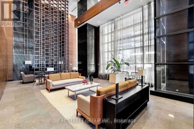 Photo du bâtiment - 5 Sheppard Ave E