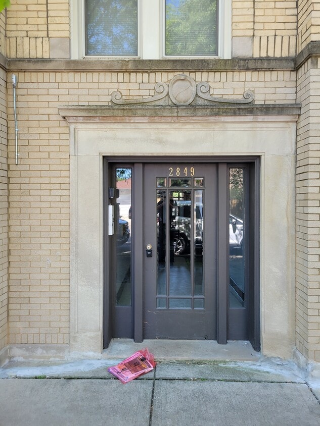 Building Photo - 2849 W Berteau Ave