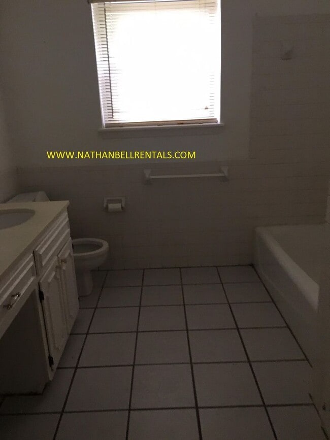Building Photo - 3 bedroom 2 bath