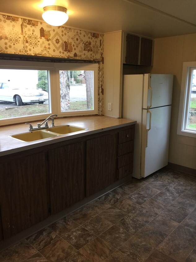 Primary Photo - 1077 W Axton Rd