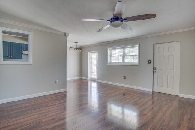 Building Photo - Beautiful waterfront 2 bed / 1 bath condo ...