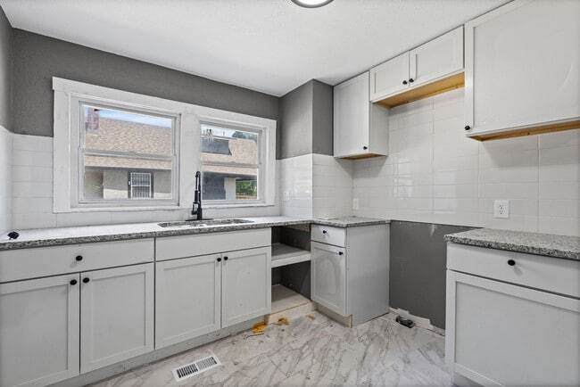 Building Photo - 3828 Chestnut Ave