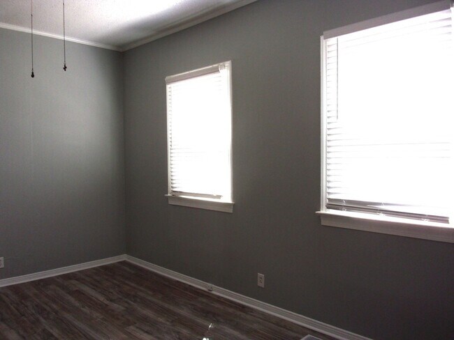 Foto del edificio - Beautifully Renovated 2 Bedroom 1 1/2 Bath Home