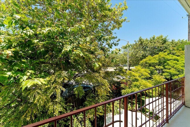 Building Photo - Beautiful Abbot Kinney Apartment | Private...