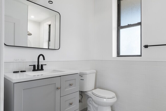 Foto del edificio - 3025 W Irving Park Rd