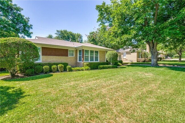 Foto del edificio - Spacious 5 Bedroom Home Near TCU Available 6/15/27