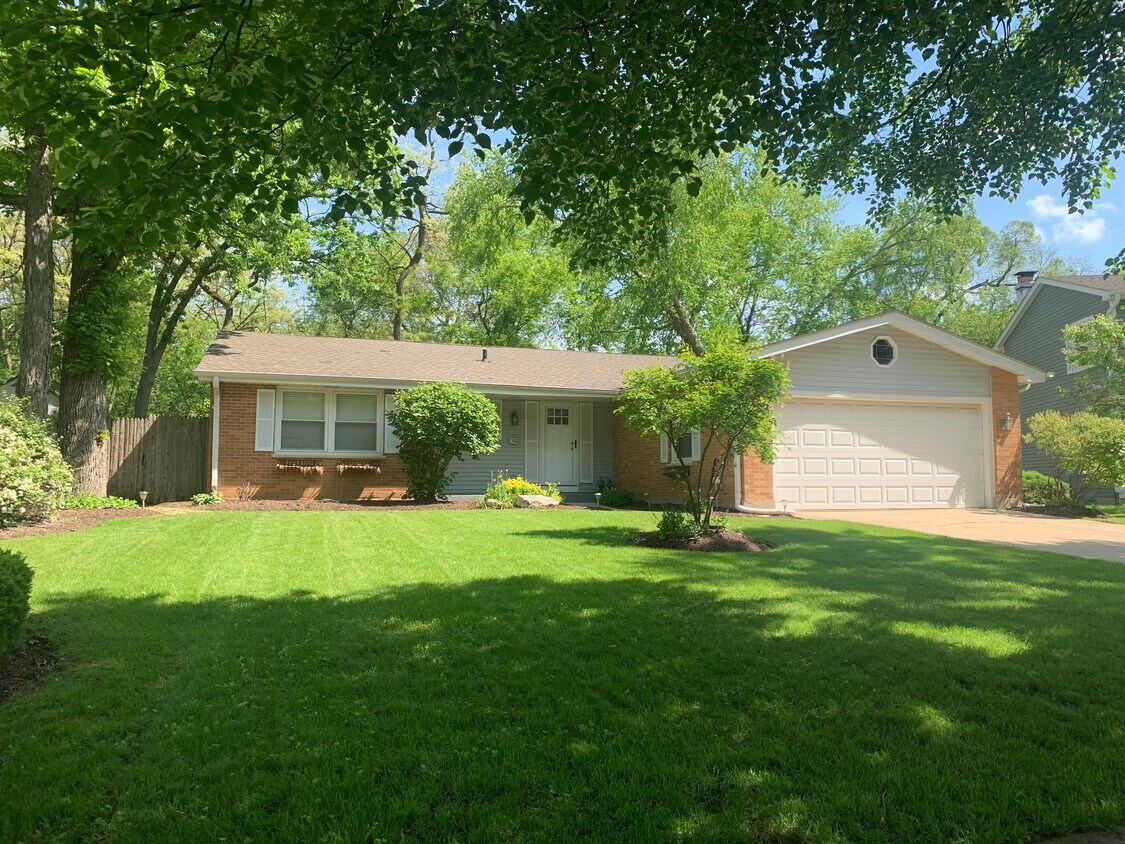 Primary Photo - 592 Green Oaks Dr
