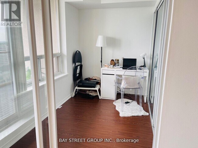 Building Photo - 35-PH235 Empress Ave