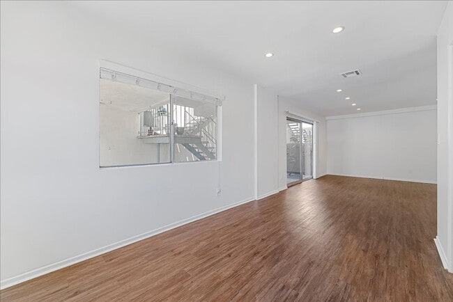 Building Photo - 5703 Hazeltine Ave