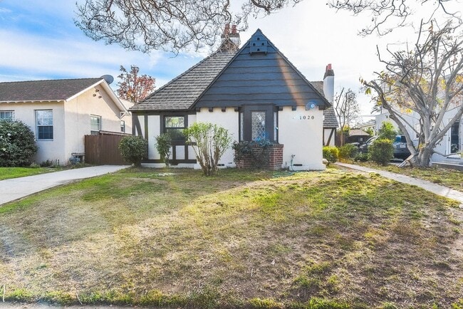 Building Photo - Completely renovated! Single level cottage...