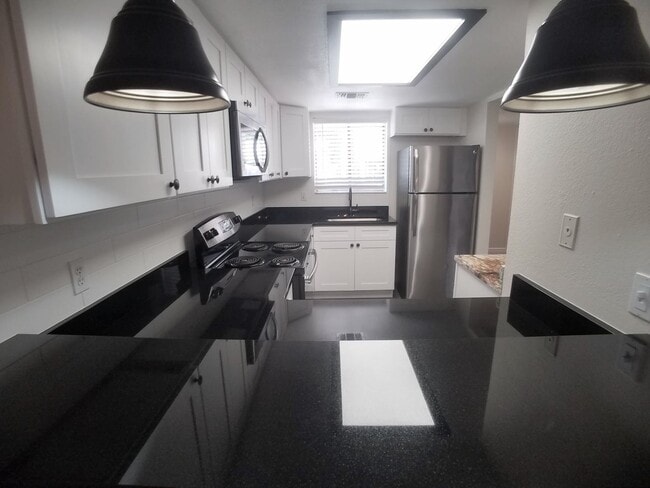 Foto del edificio - Stunning All Upgraded 2/2 Condo x Rent @ Winter Park Village next to Full Sail !