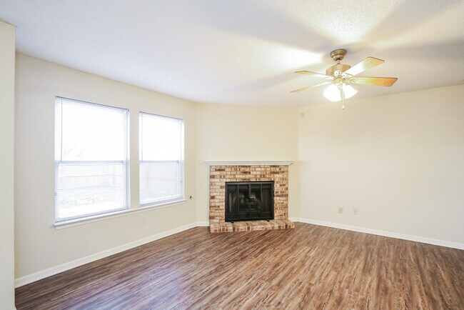 Building Photo - 10740 Glenayr Dr