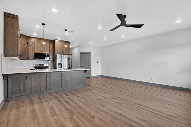 Foto del edificio - BRAND NEW3 BED 2.5 BATH TOWNHOME WITH 2 ST...