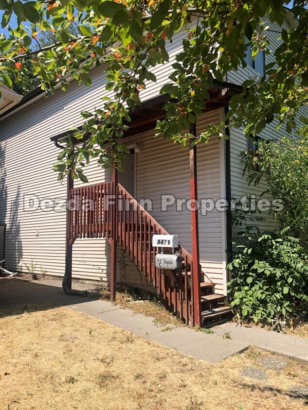 Primary Photo - 947 E Augusta Ave