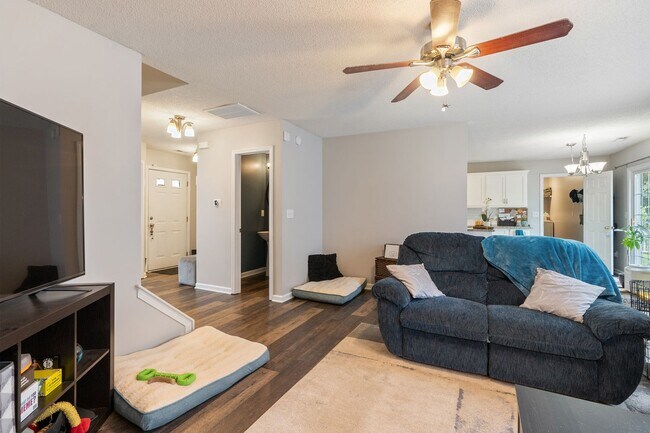 Foto del edificio - Corner lot 3 bed 2.5 bath with large fenced yard in Grove Park!