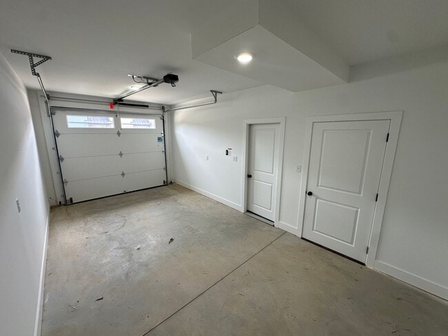 Building Photo - Beautiful new townhouse located in the new...