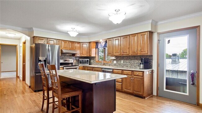 Foto del edificio - Spacious 4-Bedroom Home with Fenced Yard, ...
