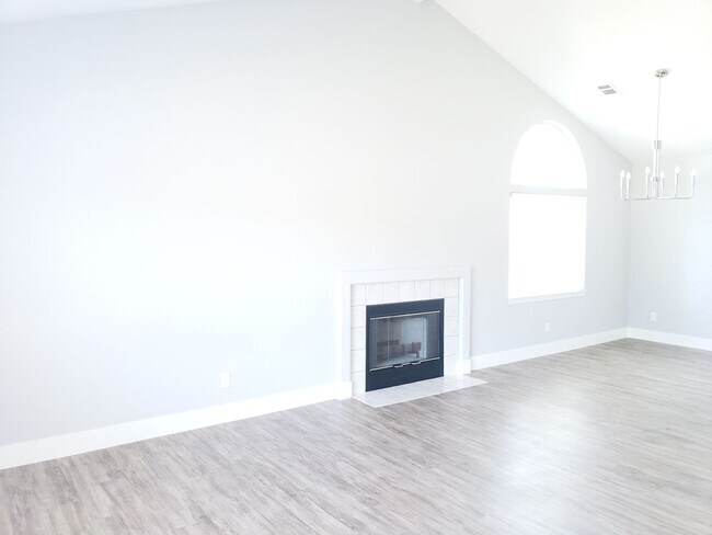 Building Photo - 586 Springer Dr