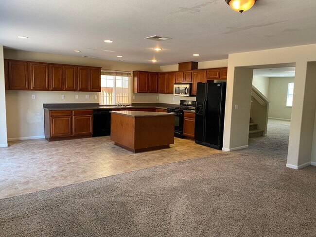 Foto del edificio - REDUCED!!  Close to High School Huge 4 bed...