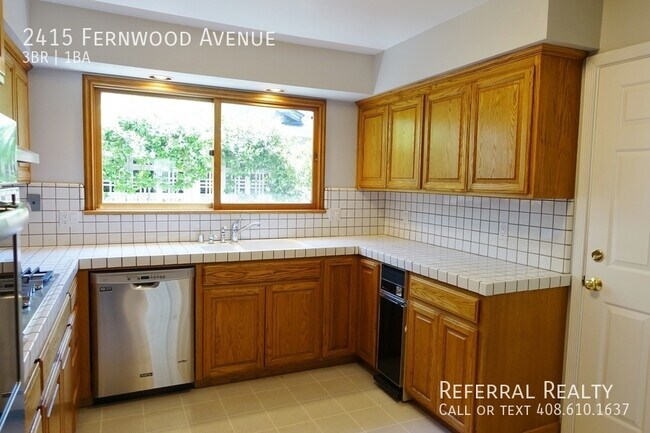 Building Photo - 2415 Fernwood Ave