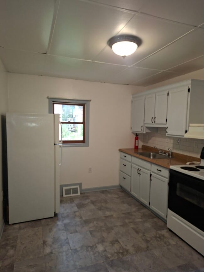 Building Photo - 11 N Wade Ave