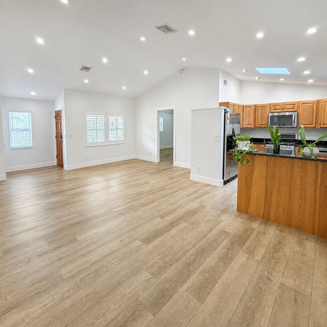 Foto del edificio - Updated 2/2/1 Home in Northeast St. Petersburg!