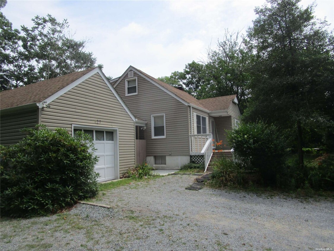 Primary Photo - 427 N Country Rd