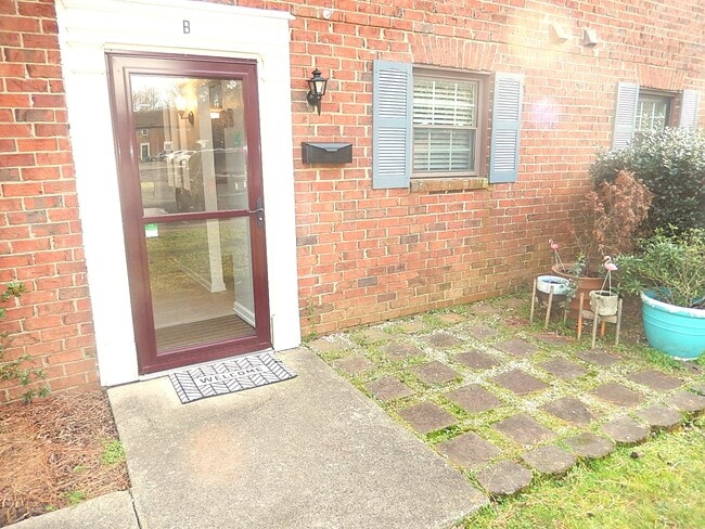 Building Photo - 5805 Nottoway Ct