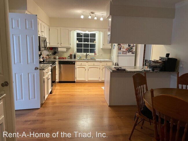Building Photo - 4 br, 3 bath House - 3229 Pine Needles Road