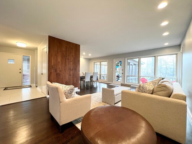 Foto del edificio - 930 Old Trail Rd