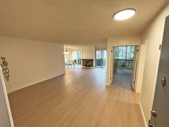 Sala de estar y comedor - 5625 Windsor Way