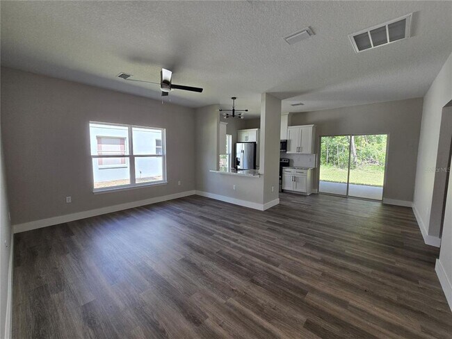 Foto del edificio - 7435 Mead Dr