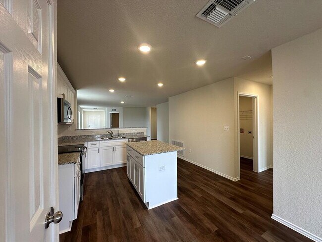 Foto del edificio - "Charming 3-Bedroom Oasis with 2 Full Baths in New Braunfels – Spacious 1512 Sq Ft Home Awaits!"