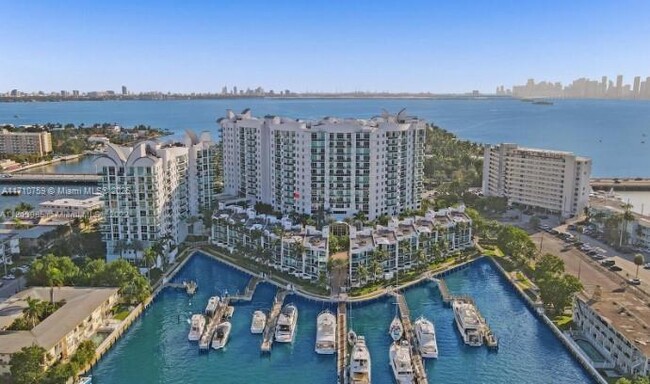 Foto del edificio - 7910 Harbor Island Dr