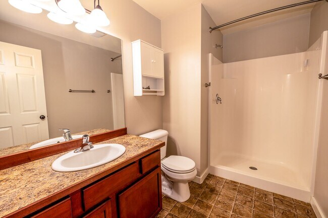 Building Photo - Gorgeous 2 Bed 2 Bath open concept Living ...