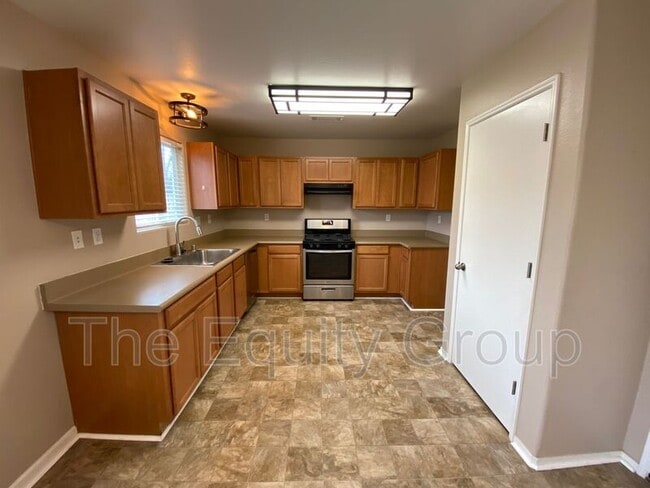 Foto del edificio - 4421 W Elkhorn Ave