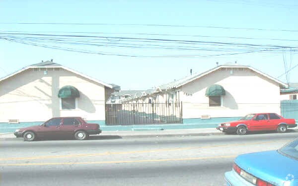Building Photo - 1519 E 10th St