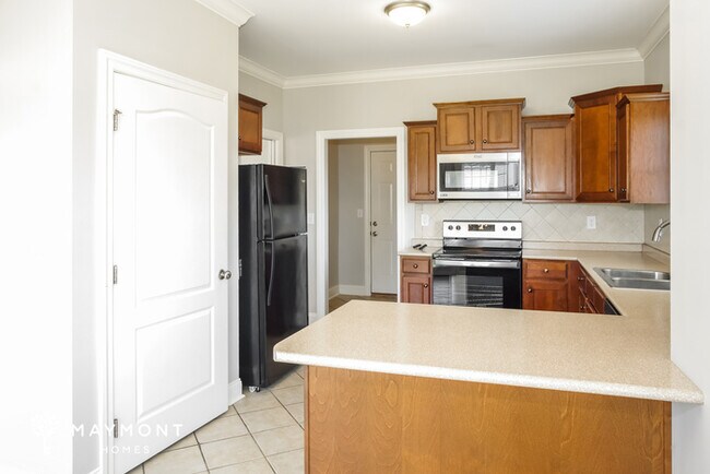 Building Photo - 4 Bedroom with Great Location