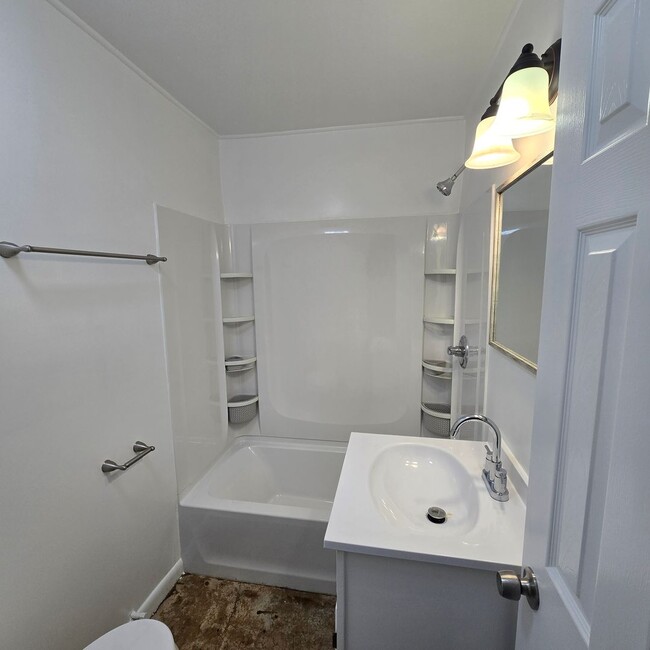 Foto del edificio - 2/1 Duplex Centrally located and BRAND NEW REMODEL