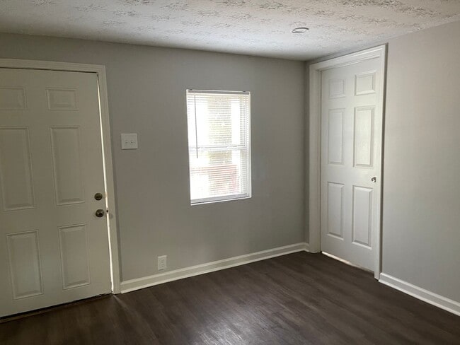 Building Photo - Adorable 2 Bed/1 Bath Bungalow in Forest P...