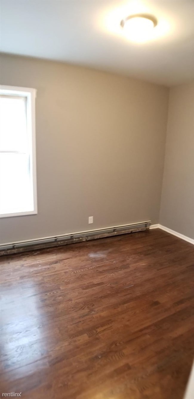 Building Photo - 3 br, 1 bath  - 358 S 11th St Apt 2