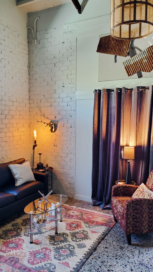 Building Photo - 1020 E. 6th St