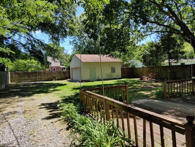 Foto del edificio - 3 bedroom home with a detached garage