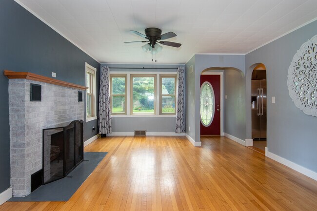 Foto del edificio - 7910 Shorewood Dr