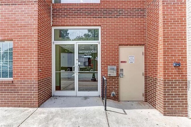 Foto del edificio - 1 bedroom 1 bathroom Downtown Living Spacious Condo in the heart of Greensboro