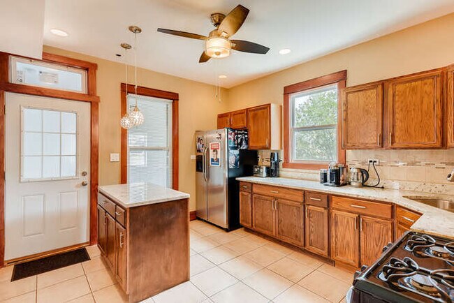 Building Photo - 2439 N Avers Ave