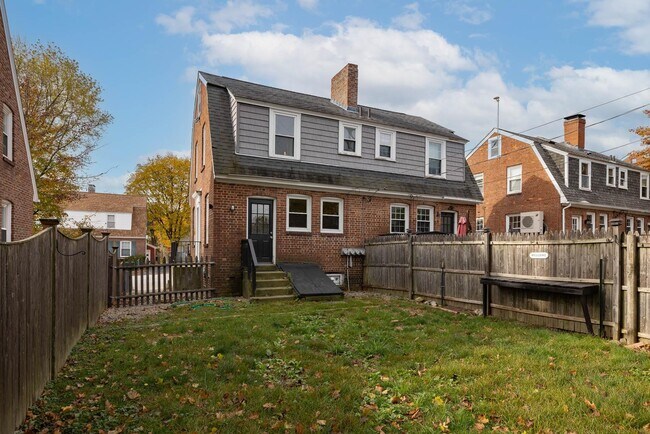 Building Photo - 214 Raleigh Way