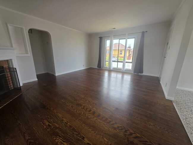 Building Photo - 616 Miramontes St