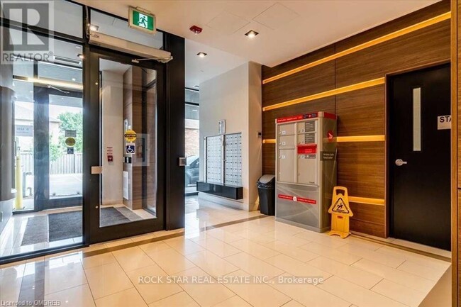 Photo du bâtiment - 5240-5240 Dundas St